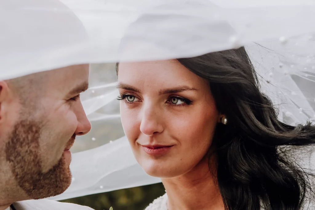Foto von Hochzeitsfotografin Anna Klatt - Braut schaut Bräutigam an